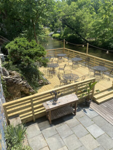 outdoor-dining-the-willowtree-inn-1